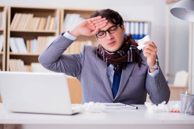 Hasta işadamı, ofiste hastalık yüzünden acı çekiyor.