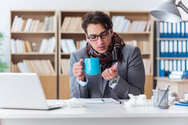 Hasta işadamı, ofiste hastalık yüzünden acı çekiyor.