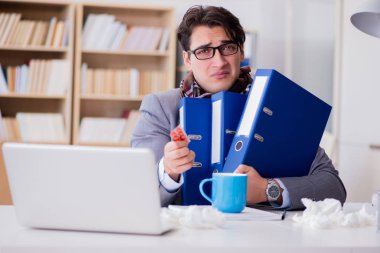 Hasta işadamı, ofiste hastalık yüzünden acı çekiyor.