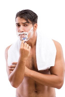 Yakışıklı adam, beyazın üzerinde tek başına tıraş oluyor.