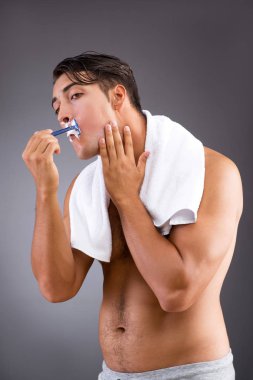 Yakışıklı adam koyu arka planı tıraş