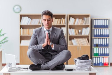 Yakışıklı Ofis Masası üzerinde meditasyon