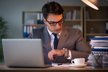 İşadamı ofiste saatlerce kalıyor.