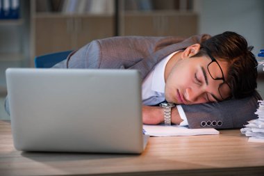 İşadamı ofiste saatlerce kalıyor.