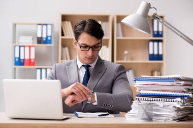 ofiste çalışan yakışıklı işadamı