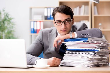 ofiste çalışan yakışıklı işadamı