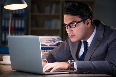 Uzun saat boyunca ofiste kalan adam