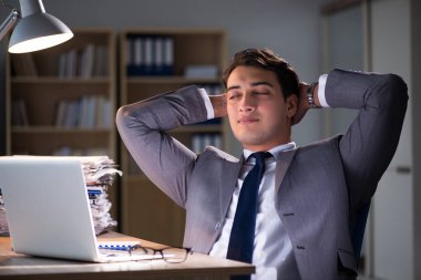 İşadamı ofiste saatlerce kalıyor.
