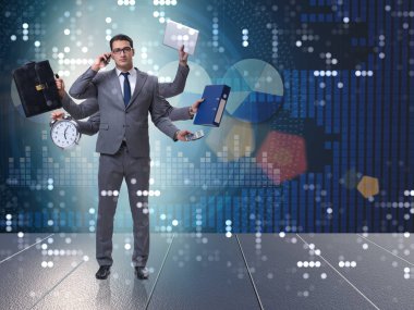 Çoklu görev kavramı içinde genç işadamı