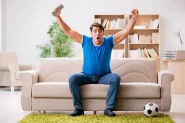 Adam evde futbol izlerken