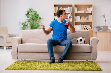 Adam evde futbol izlerken