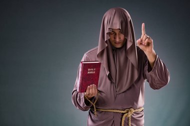 Monk gri arka plan üzerinde dini kavram