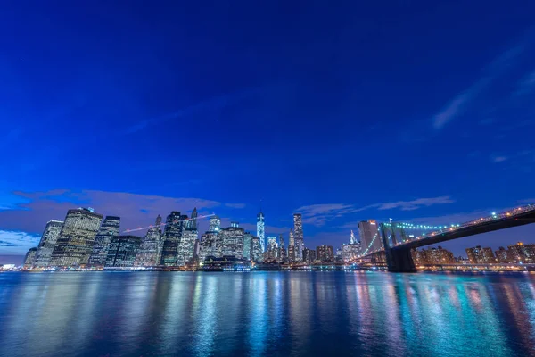 Vue de nuit sur Manhattan et Brooklyn bridge — Photo