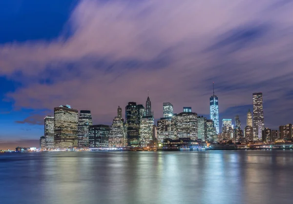 Pemandangan Manhattan bawah dari Brooklyn — Stok Foto