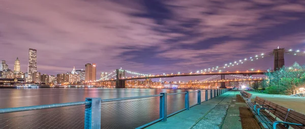 Vista nocturna del puente de Manhattan y Brooklyn —  Fotos de Stock