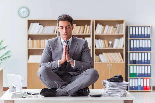 Schöne Meditation auf dem Bürotisch — Stockfoto