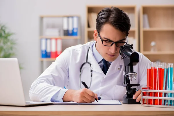 Arzt arbeitet im Labor — Stockfoto