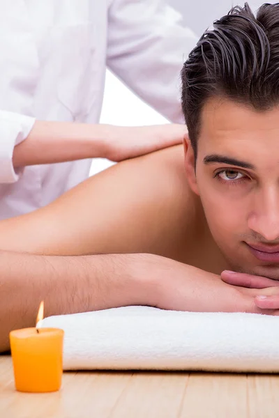 Bonito homem durante sessão de massagem spa — Fotografia de Stock