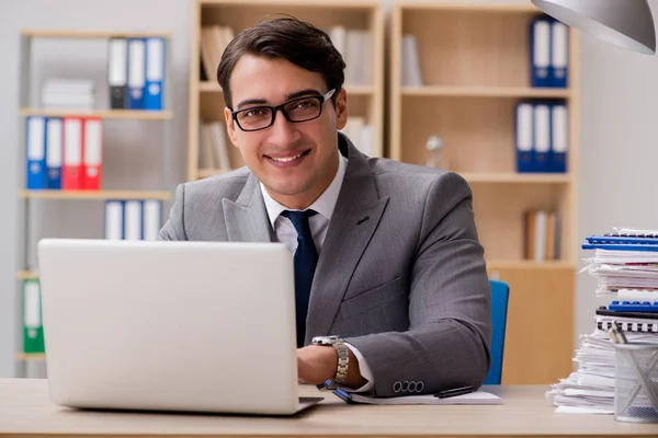 Schöner Geschäftsmann, der im Büro arbeitet — Stockfoto