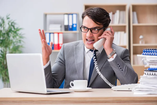 Bonito empresário que trabalha no escritório — Fotografia de Stock