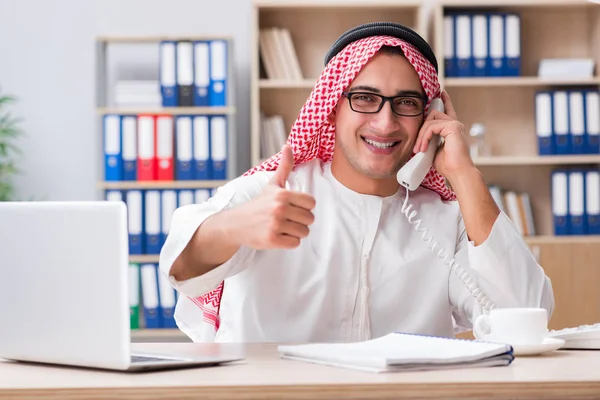 Uomo d'affari arabo che lavora in ufficio — Foto Stock