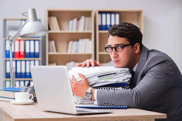 Bel homme d'affaires travaillant dans le bureau — Photo