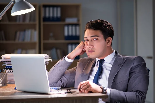 Zakenman die lange uren op kantoor verblijft — Stockfoto