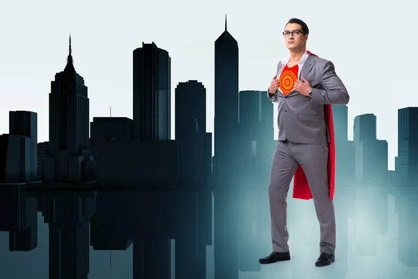 Homme d'affaires dans le concept de super-héros avec couverture rouge — Photo