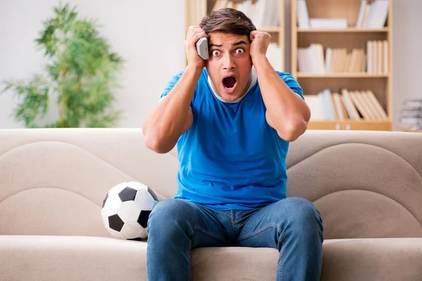 Uomo guardando il calcio a casa — Foto Stock