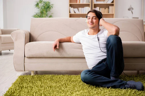 Hombre guapo escuchando la música — Foto de Stock