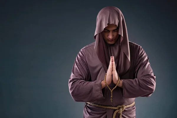 Monk gri arka plan üzerinde dini kavram — Stok fotoğraf