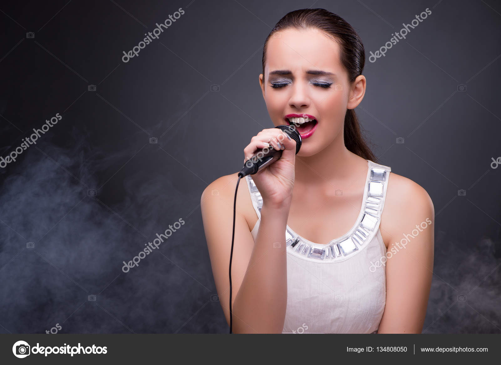 Молодая Девушка Поет В Караоке-Клубе Стоковое Фото ©Elnur_ 134808050
