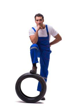 Yakışıklı lastik tamircisi beyazda izole edilmiş.