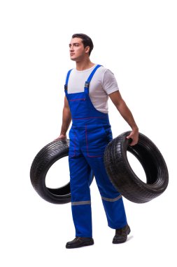 Yakışıklı lastik tamircisi beyazda izole edilmiş.