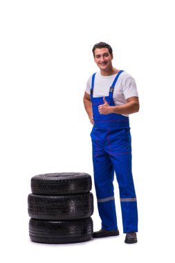 Yakışıklı lastik tamircisi beyazda izole edilmiş.