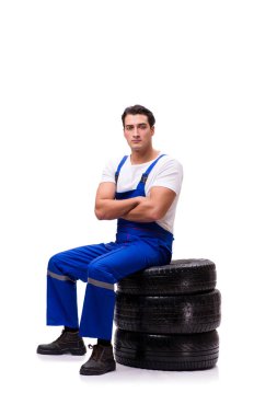 Yakışıklı lastik tamircisi beyazda izole edilmiş.