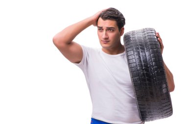 Yakışıklı lastik tamircisi beyazda izole edilmiş.