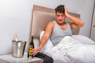 Sonra parti - kalıntı kavramı yatakta adam