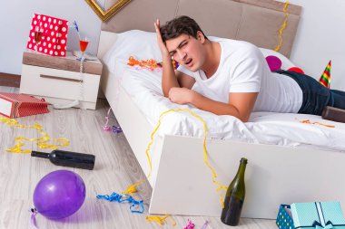 Yoğun bir Noel 'den sonra evde parti var.