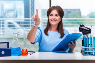 Genç kadın laboratuarda düğmelere basarak