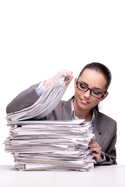 Beyaz kağıda yığınları ile kızgın kadın