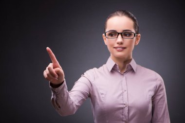 İş kavramı içinde sanal düğmelere basarak işkadını