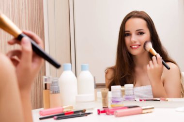 Kadının evde makyaj yapması parti için hazırlanıyor