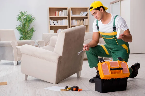 Muebles reparador de sillón de reparación en casa — Foto de Stock