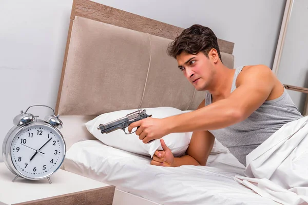 Hombre enojado con pistola y reloj — Foto de Stock