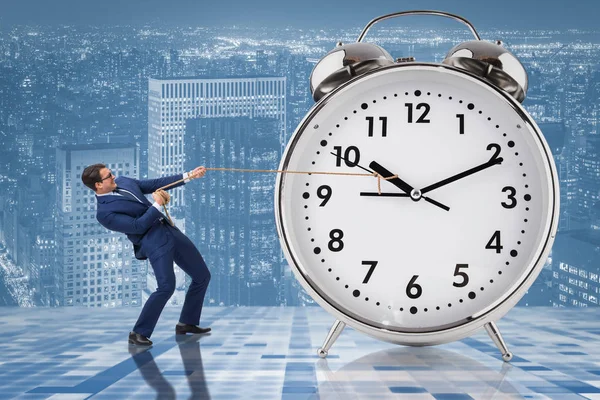 Affärsman som drar klockan i time management koncept — Stockfoto