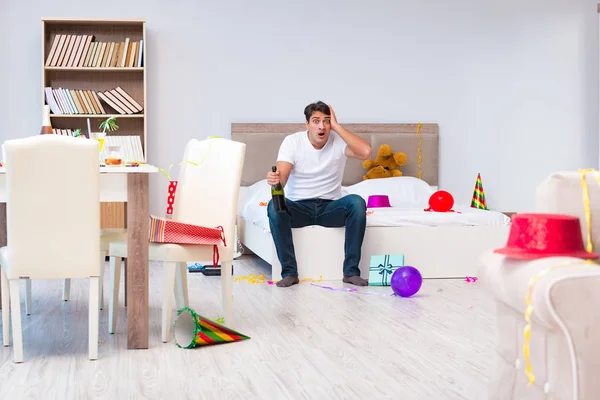 Yoğun bir Noel 'den sonra evde parti var.