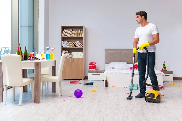 Man schoonmaken van het huis na kerstfeest — Stockfoto