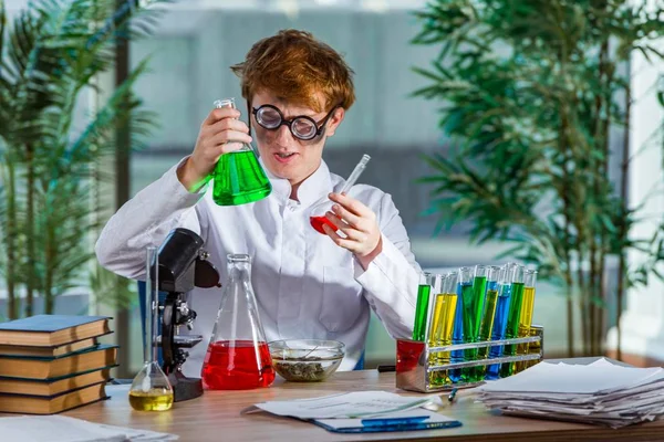 Jonge gek chemicus werken in het lab — Stockfoto