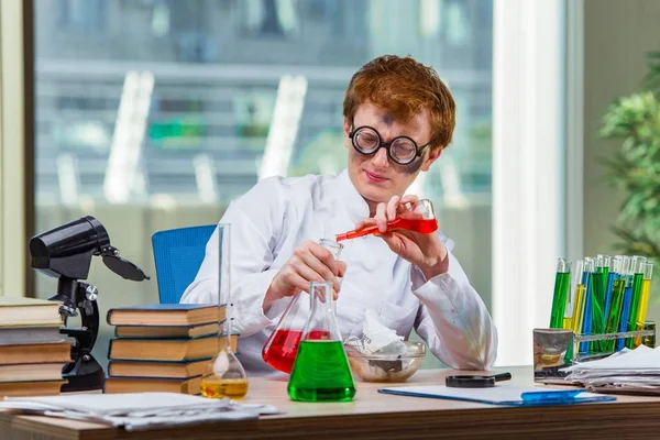 Jonge gek chemicus werken in het lab — Stockfoto
